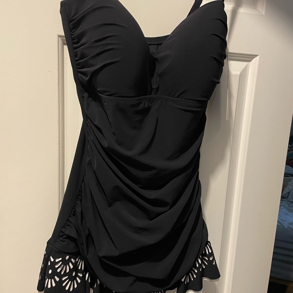 PROFILE by Gottex one piece flirty ruched swimsuit. Blk/white eyelet sz12.